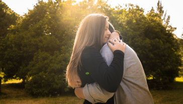 Baci e abbracci fanno davvero bene alla salute?