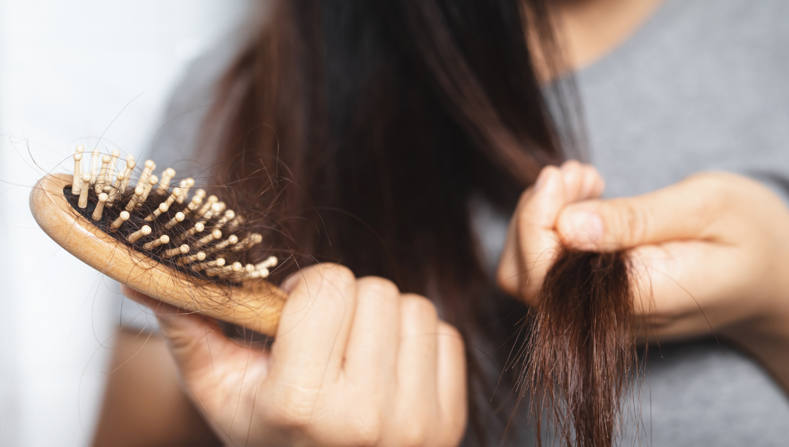 Caduta dei capelli in autunno: quando è normale e come prendersene cura