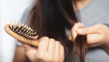 Caduta dei capelli in autunno: quando è normale e come prendersene cura