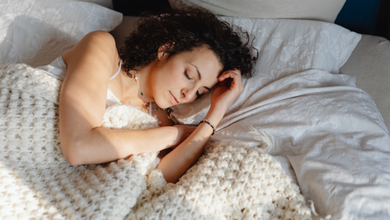 Dormire bene in estate: strategie pratiche contro il caldo notturno Dormire bene in estate: strategie pratiche contro il caldo notturno
