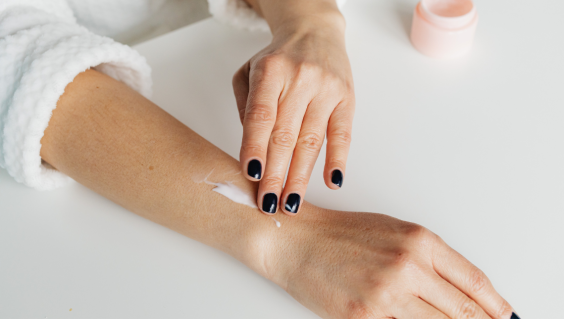 Pelle spenta e stressata dal freddo: come ritrovare comfort e luminosità Pelle spenta e stressata dal freddo: come ritrovare comfort e luminosità