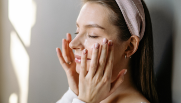 Skincare minimal: perché in primavera conviene alleggerire la routine